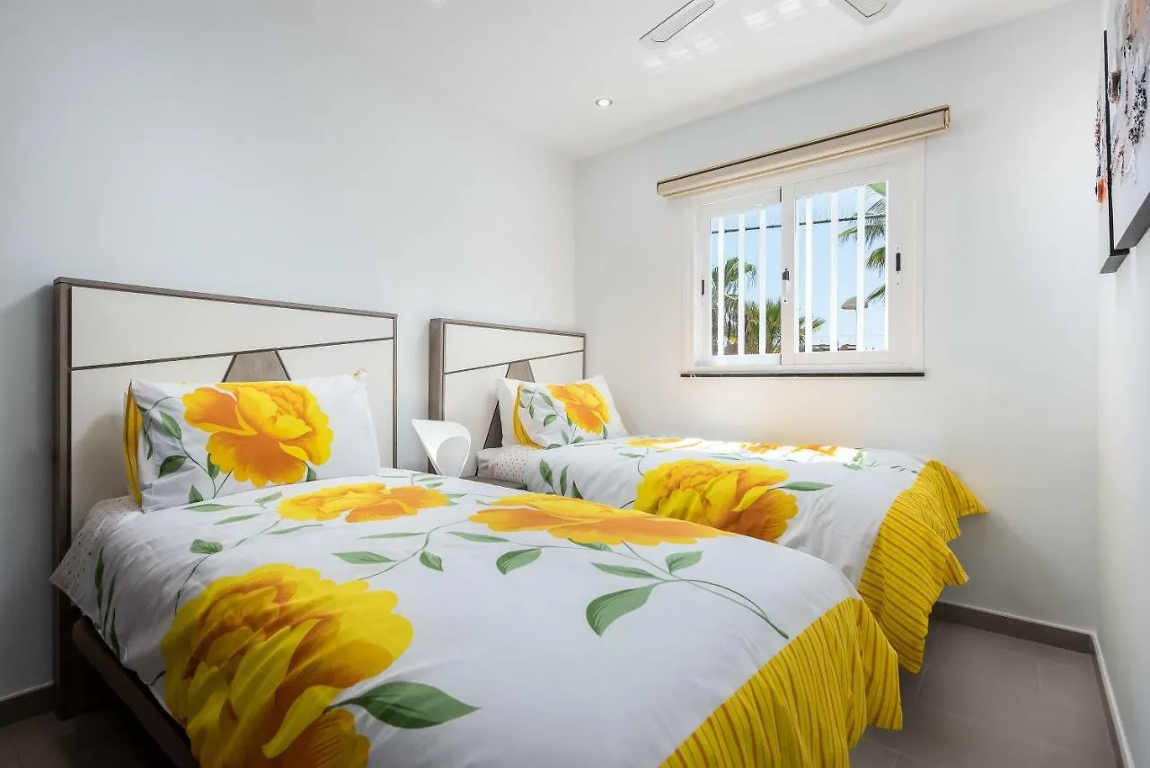 Luxurious 5* Villa - 300M2 - Private Heated Pool - Garage - Wifi Palm-mar 0*,  Spain